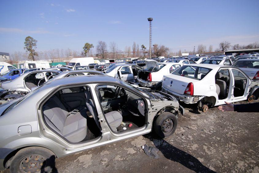 Zeci de mii de mașini vechi sunt scoase din uz prin programul Rabla anual. Sute de mii sunt importate tot anual, multe mai vechi de 10 ani. Foto: George Călin / Inquam Photos