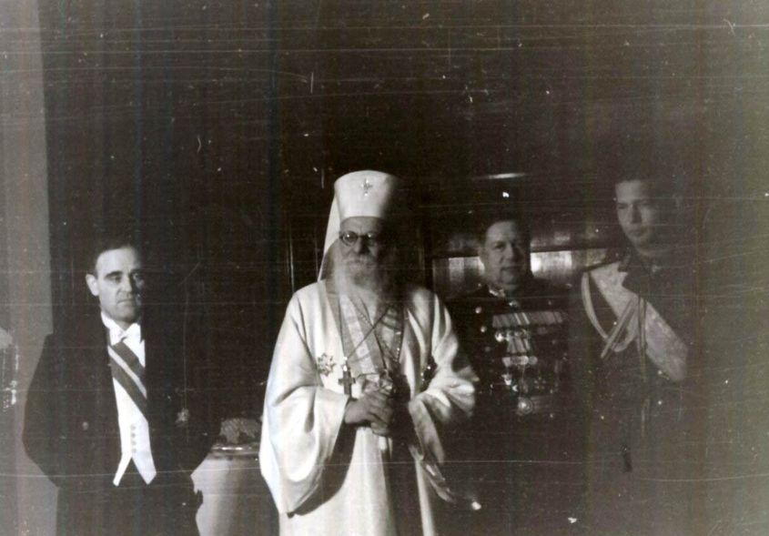 Regele Mihai (în umbră în dreapta imaginii), alături de Gheorghiu Dej (stânga) și Patriarhul Nicodim la Ambasada Sovietică de la București. Foto: Fototeca IICCMER (c)