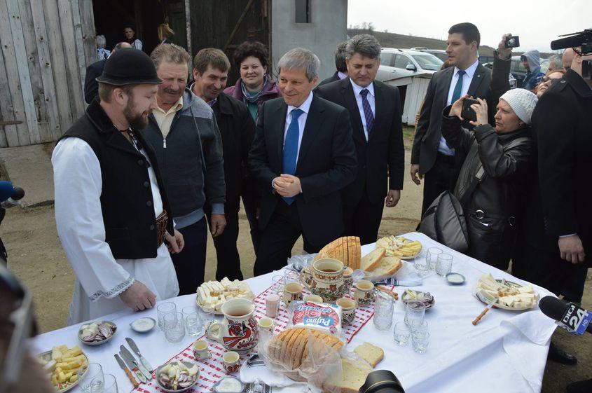 Premierul Dacian Cioloș a fost întâmpinat cu bucate produse pe plan local.