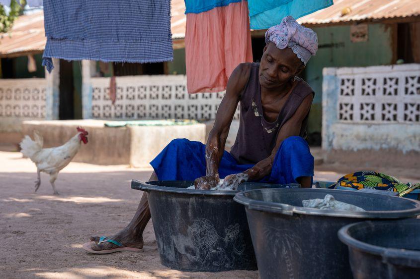 Refugiată ce trăiește în satul Ballen din Gambia. Foto: Andrei Popoviciu