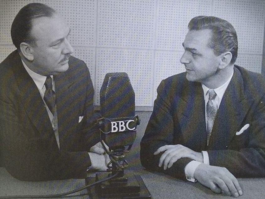 Ion Rațiu (în dreapta), intervievat la Radio BBC în 1956. Foto: Arhiva personală; reproducere din Jurnal.