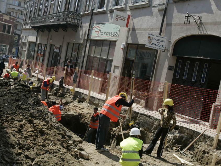 Circa 200.000 de români câștigă mai puțin decât salariul minim pe economie. Foto: Lucian Muntean