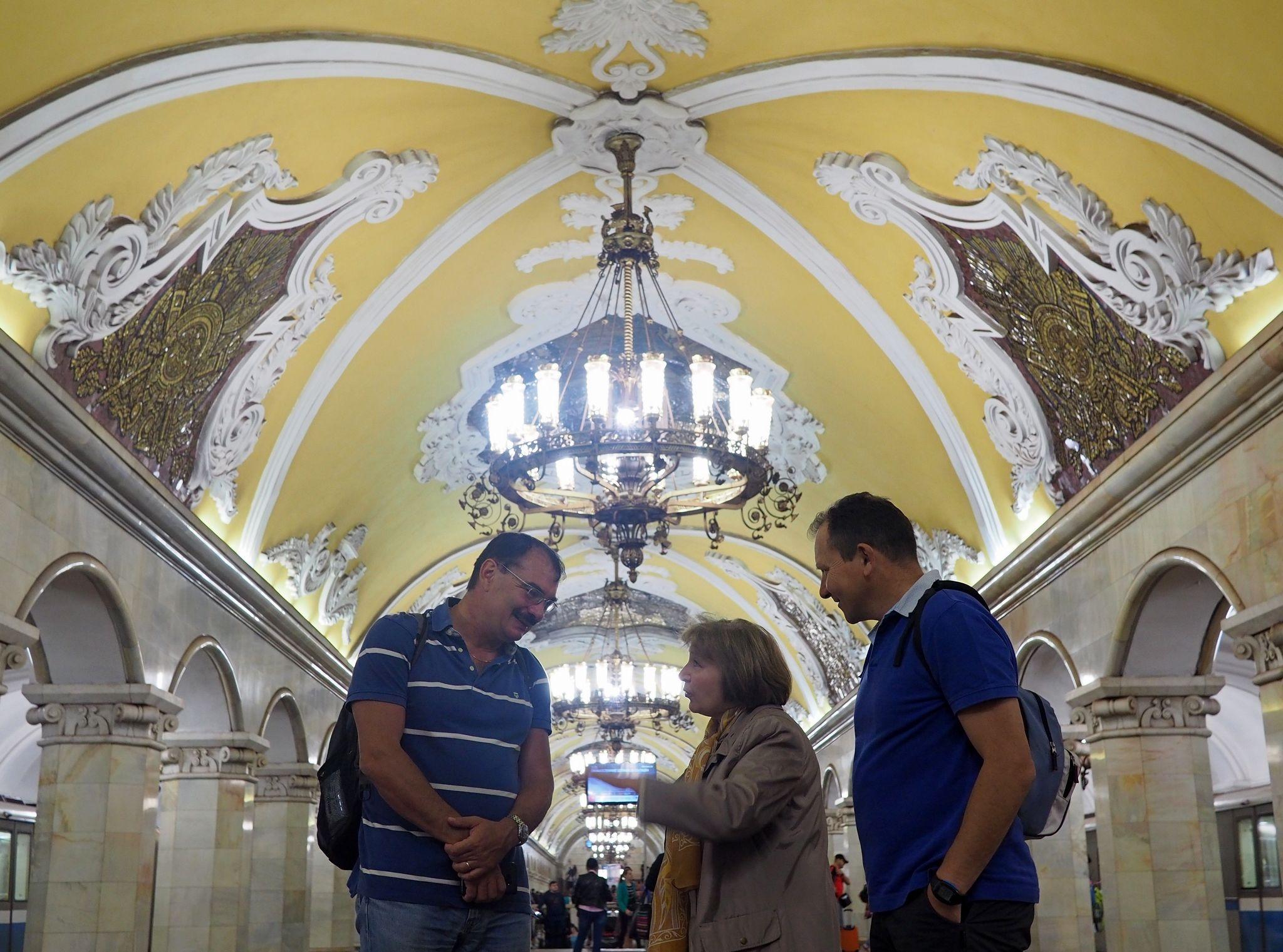 Doamna ghid împreună cu Mircea și Toma într-una din stațile metroului moscovit