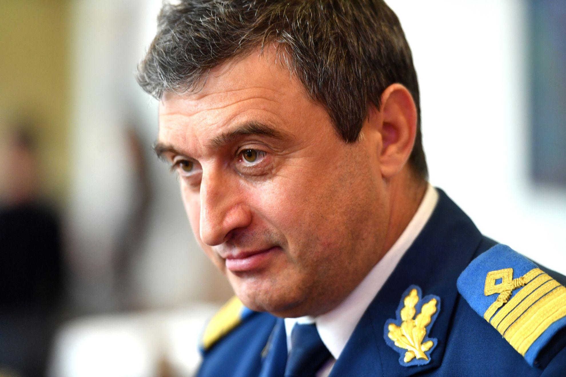 Gabriel Răducanu într-o fotografie din mai 2017, când era director al Statului Major al Forțelor Aeriene Române. Câteva luni mai târziu, acesta devenea rector al Academiei Forțelor Aeriene – și, ulterior, conferențiar universitar. FOTO: LAURA TURCULEANU / Agerpres
