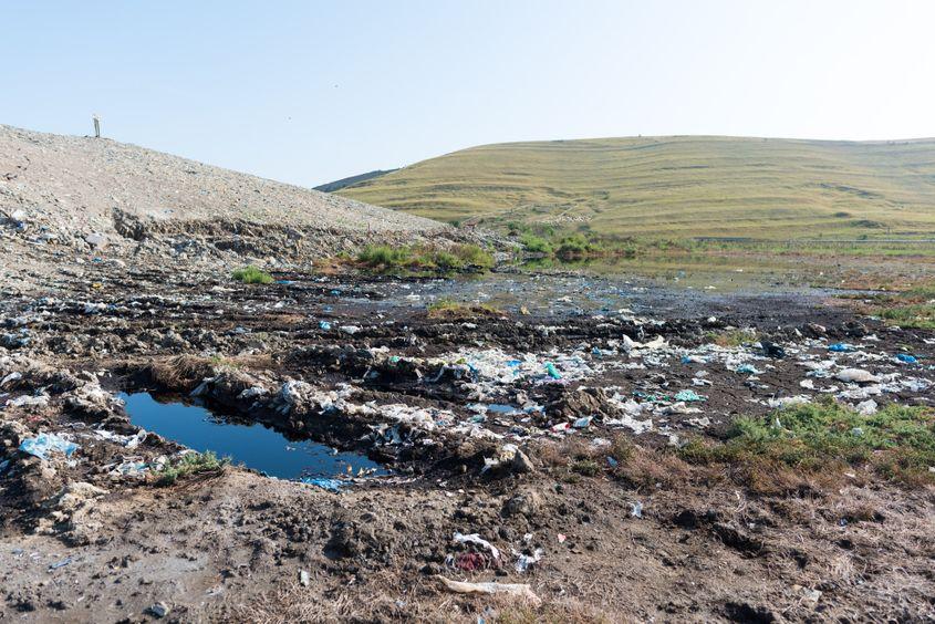 În toamna lui 2017, în aceeași zonă de la Pata Rât s-a format un lac toxic, din scurgerile provenite din groapa de gunoi. Foto: Raul Ștef