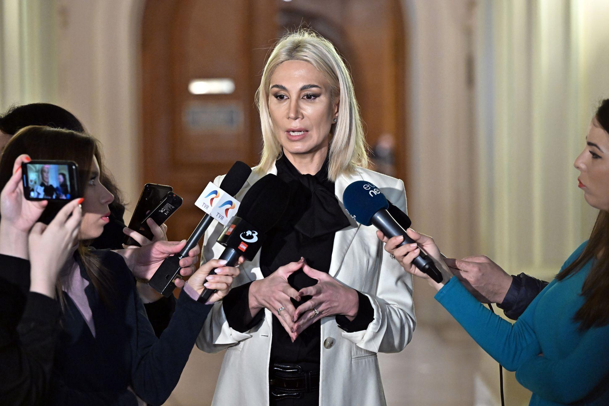 12 martie 2024: Raluca Turcan, Ministrul Culturii, fotografiată la ieșirea de la audierile din comisia de specialitate a Camerei Deputaților. FOTO: MIHAI POZIUMSCHI / AGERPRES FOTO