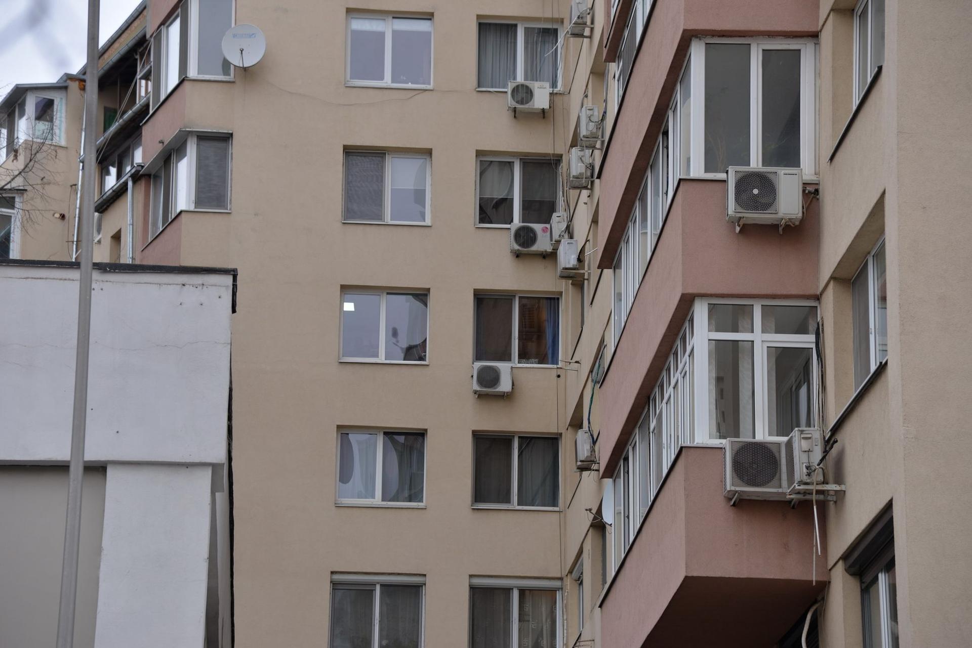 Aparate de aer condiționat montate pe fațada blocurilor din ansamblul arhitectonic din zona Sala Palatului, București. Foto Lucian Muntean