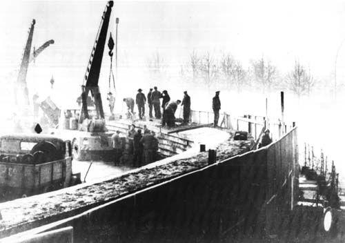 Noiembrie 1961, ridicarea Zidului Berlinului. Foto: Arhivele Naționale din Germania.