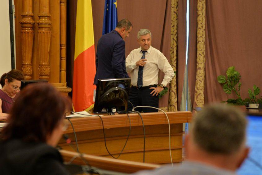 Florin Iordache discută cu secretarul general al PSD, Marian Neacșu, în sala unde se desfășoară lucrările Comisiei. Foto: Lucian Muntean