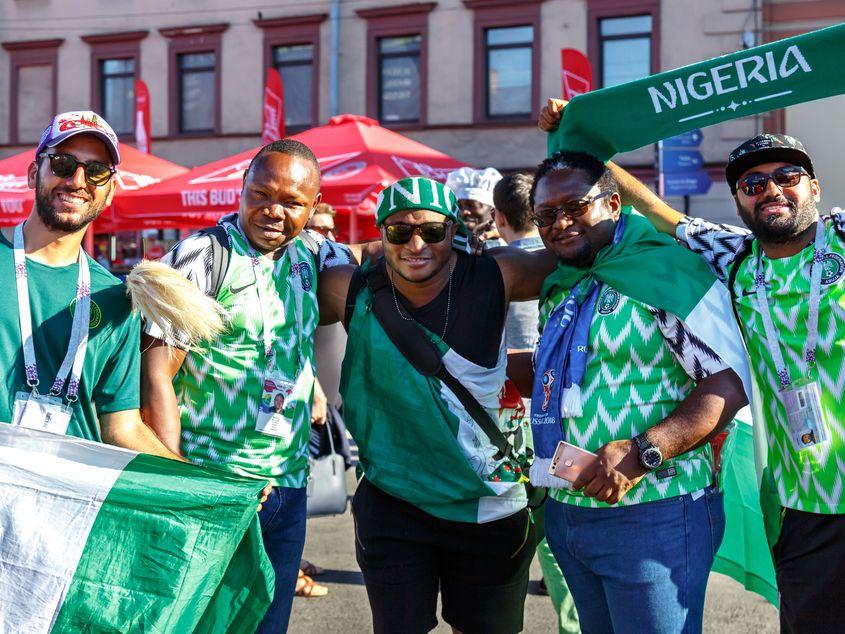 Sankt Petersburg, Rusia, 26 iunie 2018. Suporterii echipei naționale de fotbal din Nigeria la Cupa Mondială FIFA. Suporterii nigerieni. Foto: © Goncharovaia | Dreamstime.com
