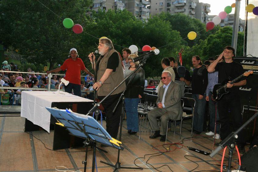 Una dintre ultimele participări ale lui Adrian Păunescu la Cenaclu a avut loc în iunie 2009, în Parcul Plumbuita din Sectorul 2 al Capitalei. Cel cu tricou negru din dreapta imaginii este fiul său, Andrei Păunescu. Foto: Lucian Muntean