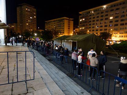 Cine sunt oamenii care se vaccinează noaptea la maratoane