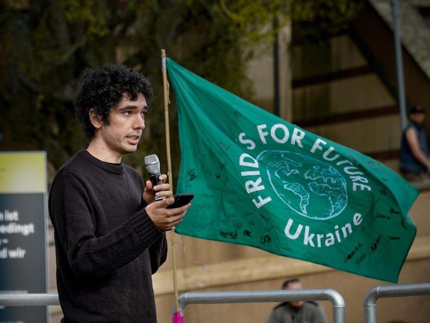 Arșak ține un discurs în Schwering, Germania, în 2022 în fața activiștilor „Vineri pentru Viitor”. Foto: Florian König