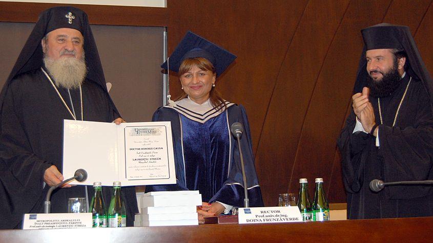 IPS Laurentiu Streza, Mitropolitul Ardealului primește titlul de Doctor Honoris Causa. Alături, fostul rector Doina Frunzăverde. Foto: Paula Neamțu/ AGERPRES