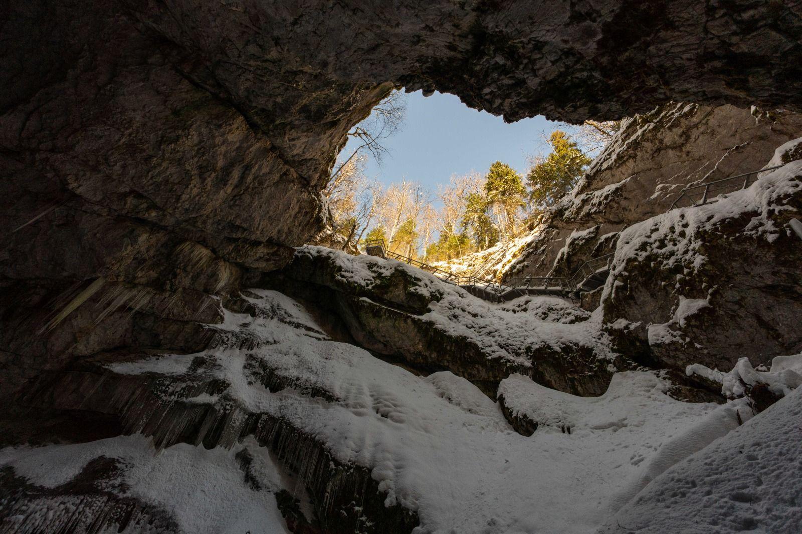 Intrare în Peștera Ghețarul din Scărișoara. Foto: Raul Ștef