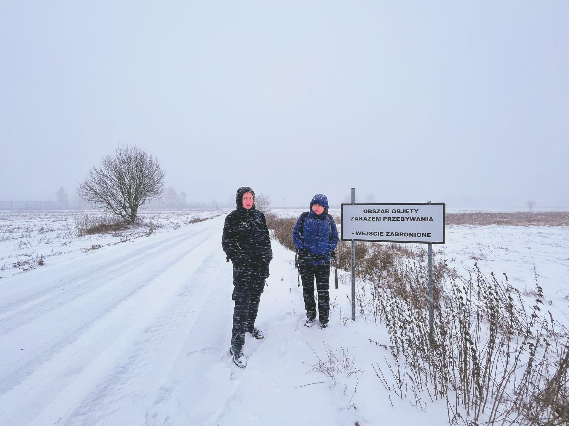 Marta și Regina, lângă semnul care indică faptul că te afli la 200 de metri de Belarus și, dincolo de el, e interzis să pășești