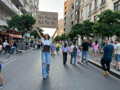 Ioana cu pancarta, femeia care aduce zâmbete pe Calea Victoriei: „Pentru câteva momente, lumea e un loc mai bun”