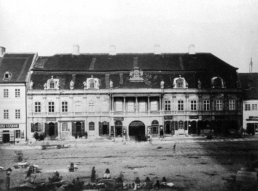 Imagine cu Palatul Bánffy de la începutul secolului XX, aflată în arhiva Bibliotecii Județene Octavian Goga din Cluj