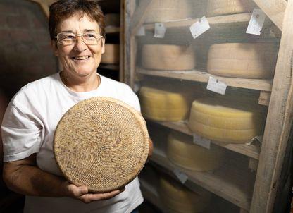 Grande Bellezza Gran Sârbova. Cea mai bună brânză maturată din România e făcută de o asociație care adăpostește fete provenite din centre de plasament