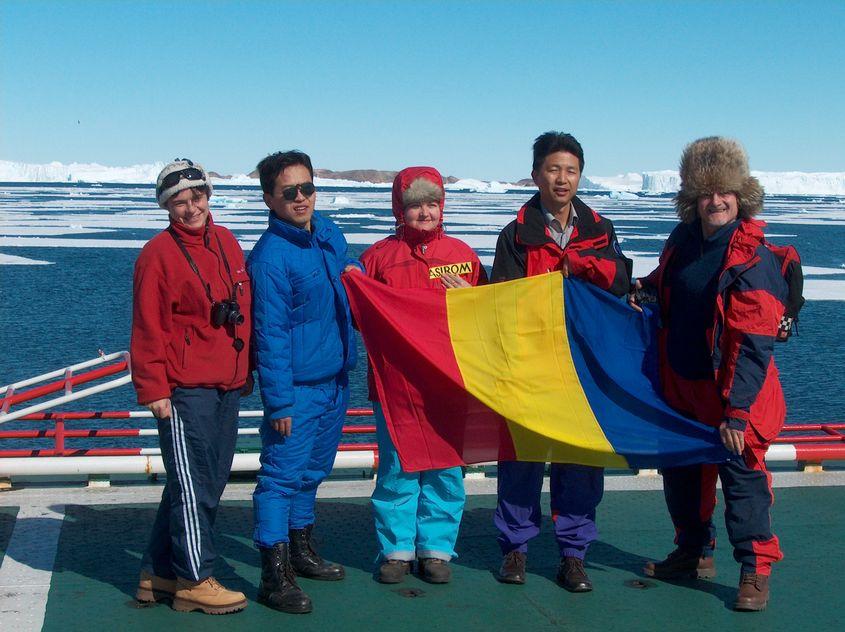 Teodor Negoiță (primul din dreapta) și Florica Topârceanu (în mijloc), în prima expediție românească din Antarctica, acum 10 ani. Foto: Arhiva personală a Floricăi Topârceanu