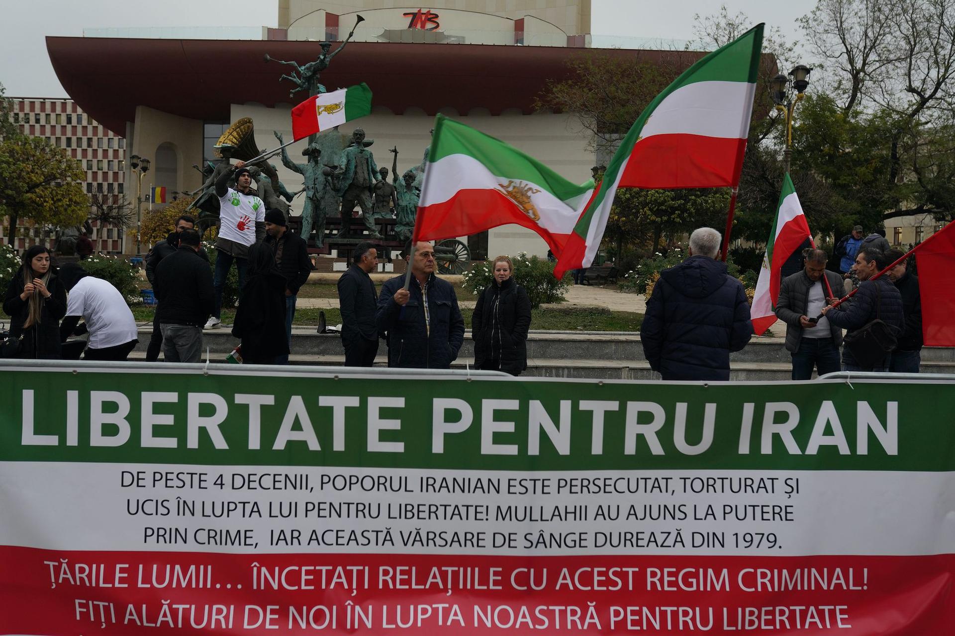 Membri ai comunității iraniene din București participă la un protest prin care vor sa aducă în atenția opiniei publice ce se întâmpla momentan in Iran, în Parcul TNB