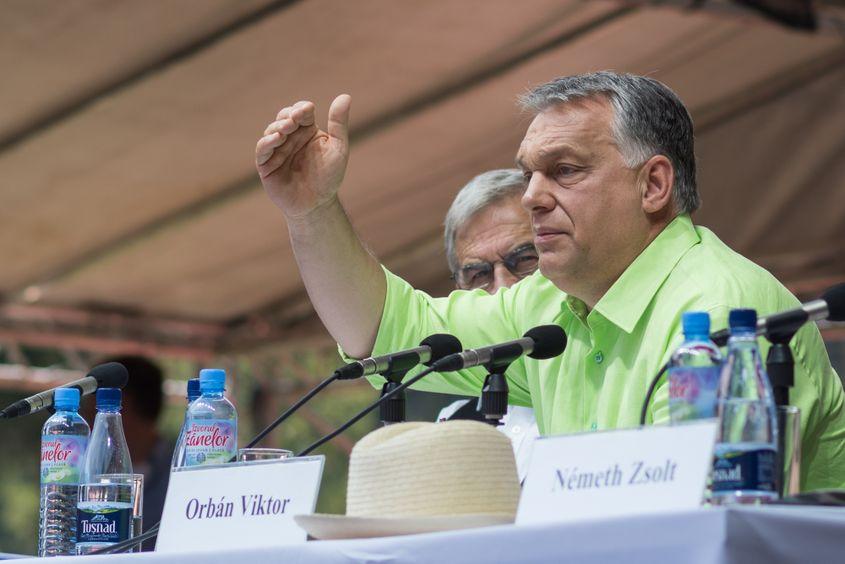 László Tőkés, în spatele lui Viktor Orbán, la ediția din 2017 a evenimentului Tusványos. Foto: Raul Ștef