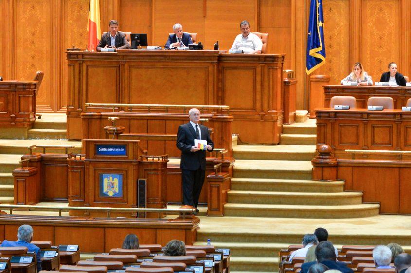 Florin Iordache (sus, în centru) a condus mai multe ședințe ale Camerei Deputaților în locul lui Liviu Dragnea. Foto Lucian Muntean