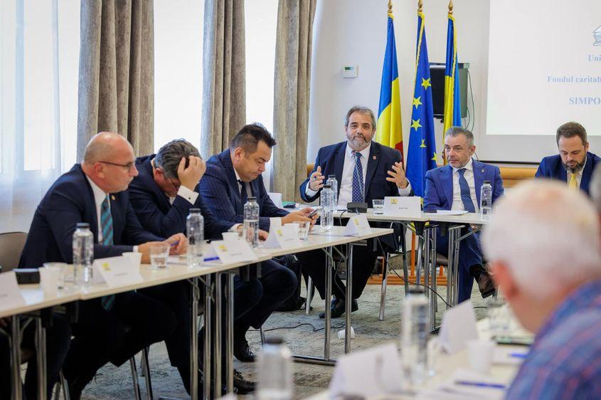 Serhii Hakman (foto centru, vorbind în fața steagurilor României, UE și Ucrainei) la o întâlnire bilaterală în România. Foto: arhiva personală