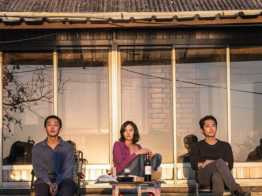 Trioul actoricesc Ah-in Yoo, Jong-seo Jun și Steven Yeun se completează impecabil în „În flăcări”, enigmaticul film al sud-coreeanului Lee Chang-dong Foto imdb.com