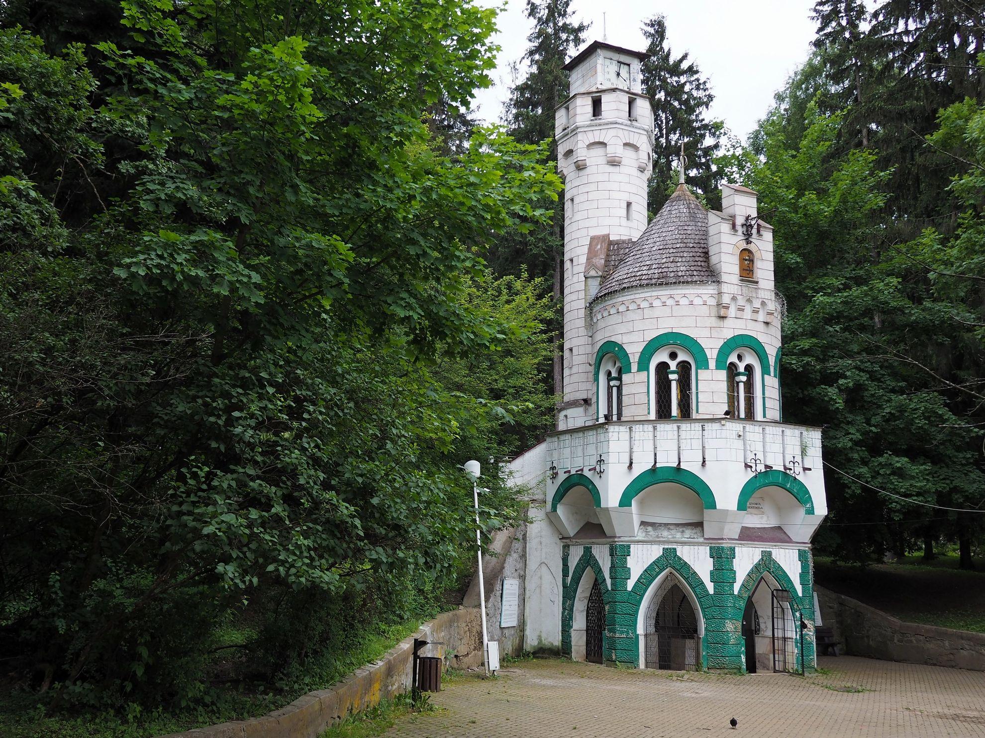 Izvorul Sentinela – această clădire adăpostește un firicel de apă minerală. A fost numită astfel în 1898 de către primarul Vasile Deac în cinstea societății culturale patriotice cu același nume, care a activat la Vatra Dornei.