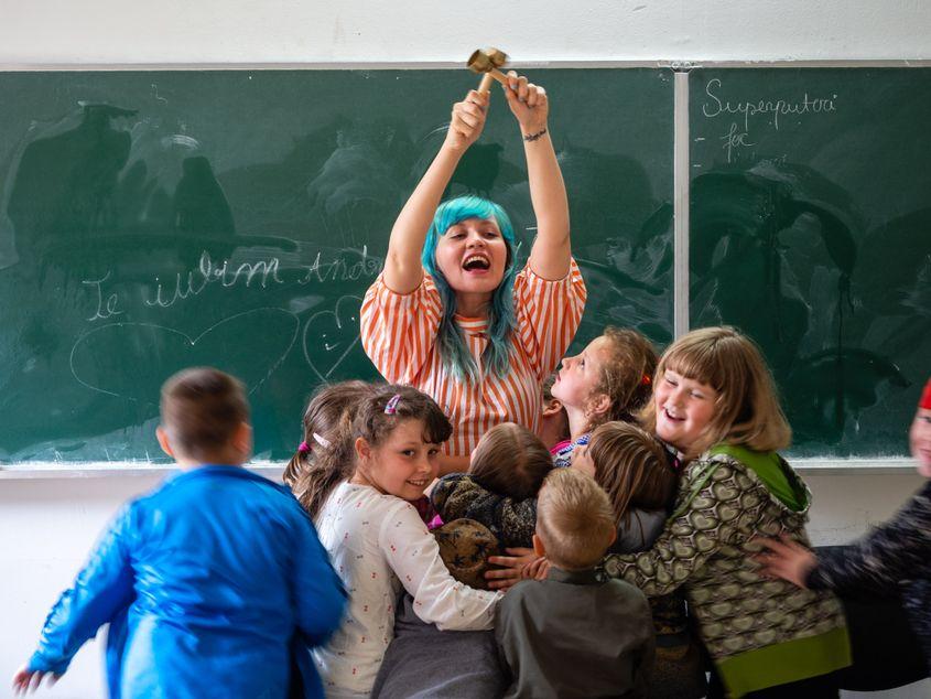 Actrița și jurnalista Andreea Lupescu îi învață pe copiii din mediul rural cum să se joace cu povești din literatura universală. Fotografii: Raul Ştef