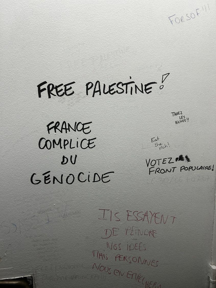 „Palestina liberă” sau „Taxați bogații! - scrie pe pereții și ușile băilor din universitățile franceze, inclusiv Sorbona. 