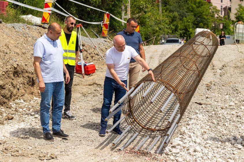 Imagine cu primarul inspectând un șantier din Cluj-Napoca, alături de viceprimarul Dan Tarcea. Foto: pagina oficială de Facebook a lui Emil Boc