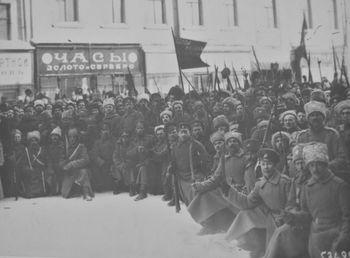 Februarie 1917. Grup de soldați și ofițeri din garnizoana Petrograd, participanți la abolirea monarhiei.