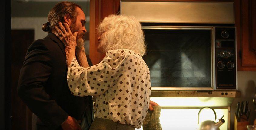 Joaquin Phoenix și Judith Roberts, într-o scenă din film.