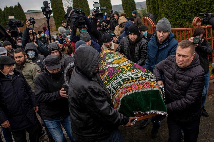 Unii dintre migranți au decedat din cauza frigului, fiind înmormântați de comunitatea musulmană locală. Foto: EPA/MARTIN DIVISEK