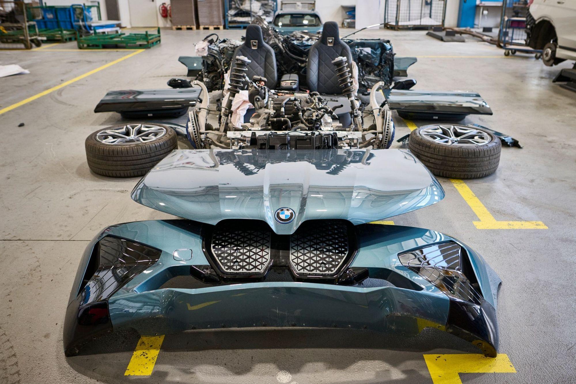 Un BMW electric desfăcut în principalele componente la centrul de la München. Ținta companiei e ca o parte tot mai mică din mașinile sale să ajungă la concasare și transformare în bucăți, și o parte tot mai mare să fie refolosibilă sau ușor demontabilă.