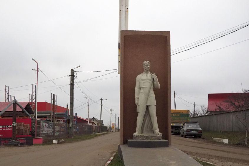 Statuie în stilul realismului socialist aflată la ieșirea din Darabani, spre Horodiștea.