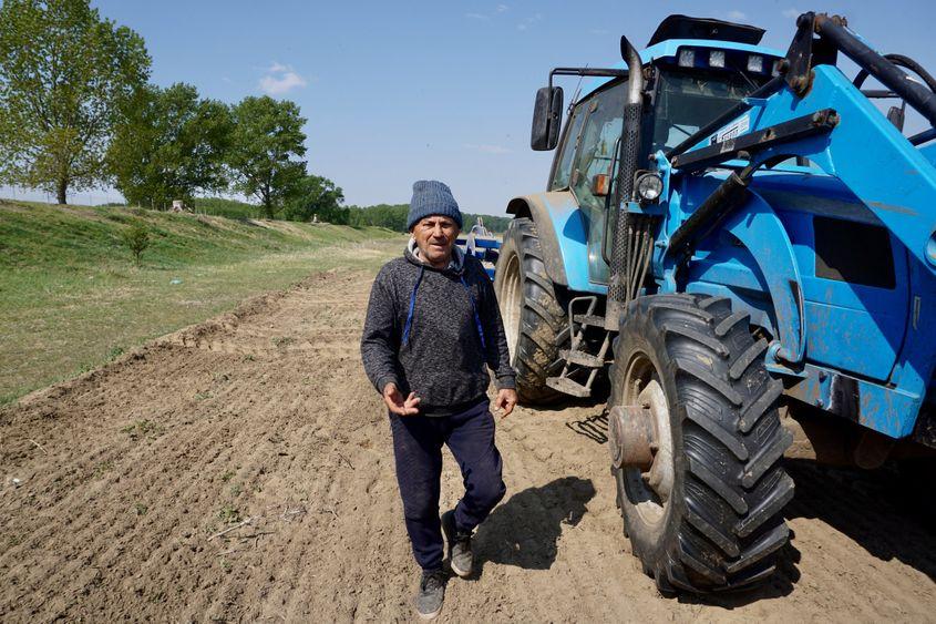 Tractorul lui nea Petrică, fabricat în 2005, întoarce brazdele de pământ lăsând în spate un nor gros de praf și de motorină. Foto: Maria Tufan