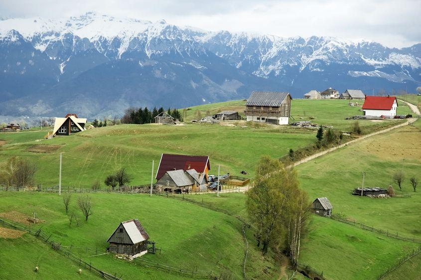 Munții Bucegi din satul Peștera, România. Foto 5098091 © Marius Scarlat | Dreamstime.com