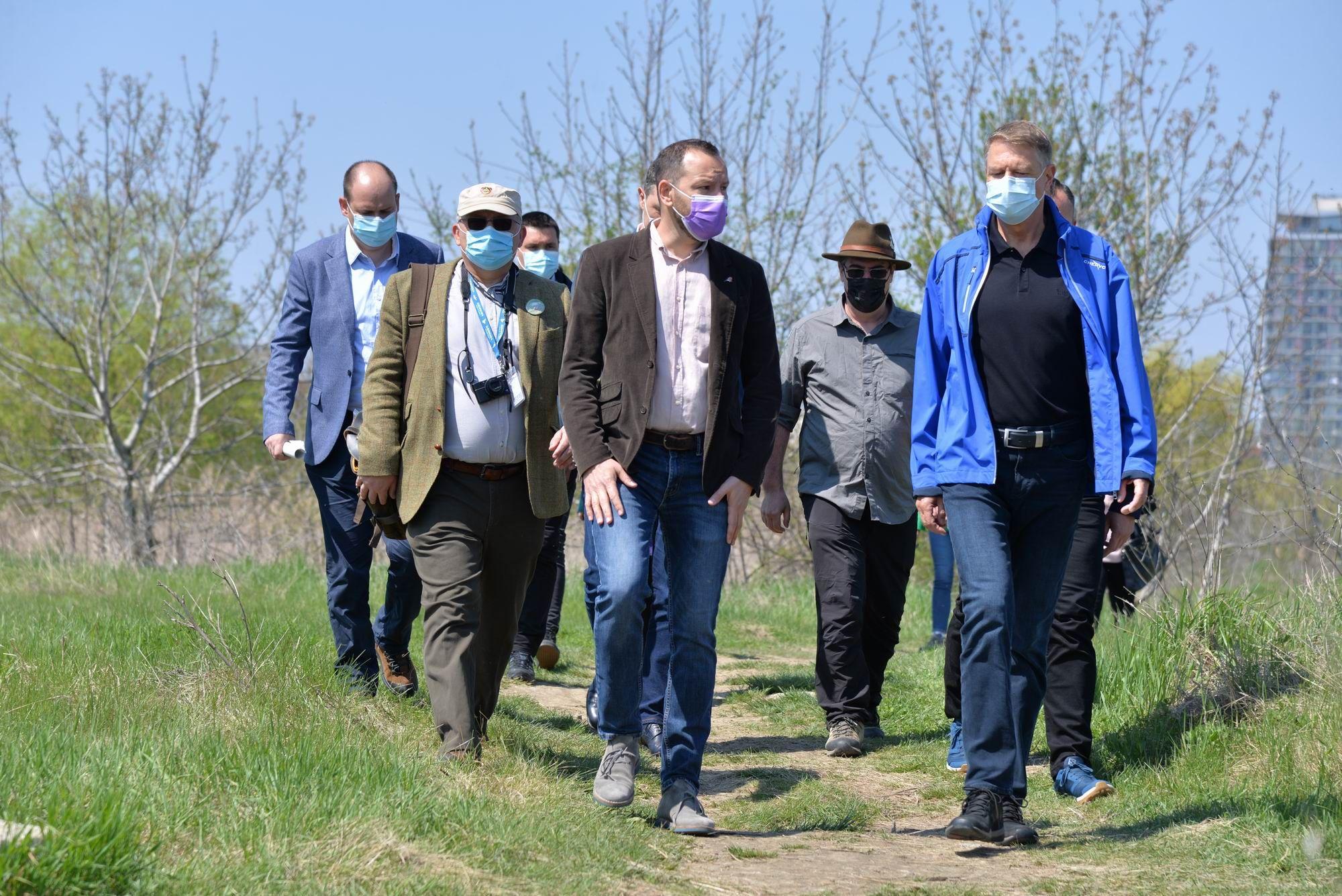 Președintele României, Klaus Iohannis, însoțit de Ministrul Mediului Tánczos Barna, au făcut o vizită  în Parcul Natural Văcărești, cu ocazia Zilei Pământului, joi, 22 aprilie 2021, ocazie cu care Președintele a acordat Înaltul Patronaj acestui parc. Foto: Lucian Muntean
