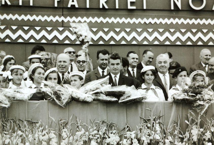 Tribuna centrală în timpul demonstraţiei oamenilor muncii din Capitală. (23 august 1967). Foto: Fototeca IICCMER (c)