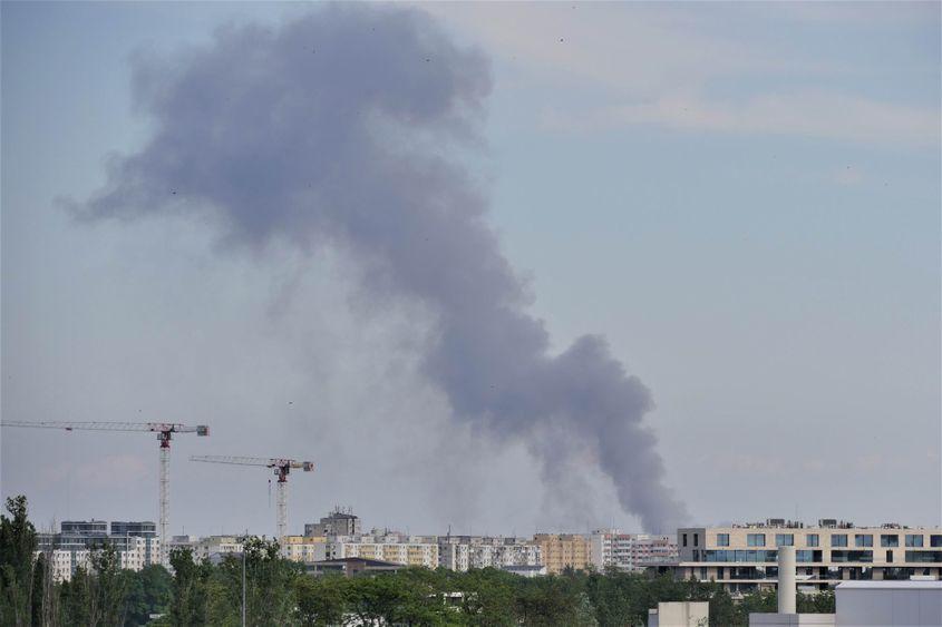 Arderea deșeurilor este principala sursă de poluare a aerului. O coloană imensă de fum se vedea în partea de sud-est a Bucureștiului sâmbătă, 9 mai 2020. Foto: Lucian Muntean