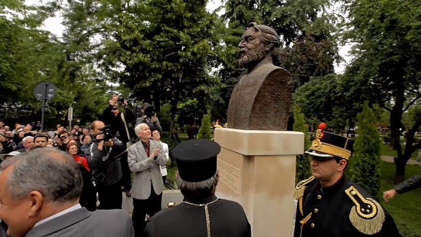 Eugen Simion dezvelește statuia lui Păunescu în Grădina Icoanei din București