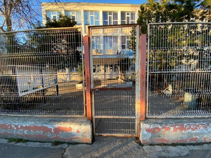 În curtea din față a Școlii Gimnaziale Petrache Poenaru nu se vede niciun container. În partea din spate a clădirii este imposibil să verificăm din cauza zidurilor foarte înalte. Foto: Maria Tufan