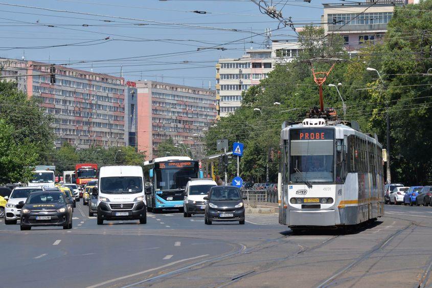 Autobuzele STB de pe trei trasee vor circula pe liniile de tramvai în cadrul unui nou proiect-pilot de fluidizare a traficului auto și a transportului public prin București. Foto: Lucian Muntean