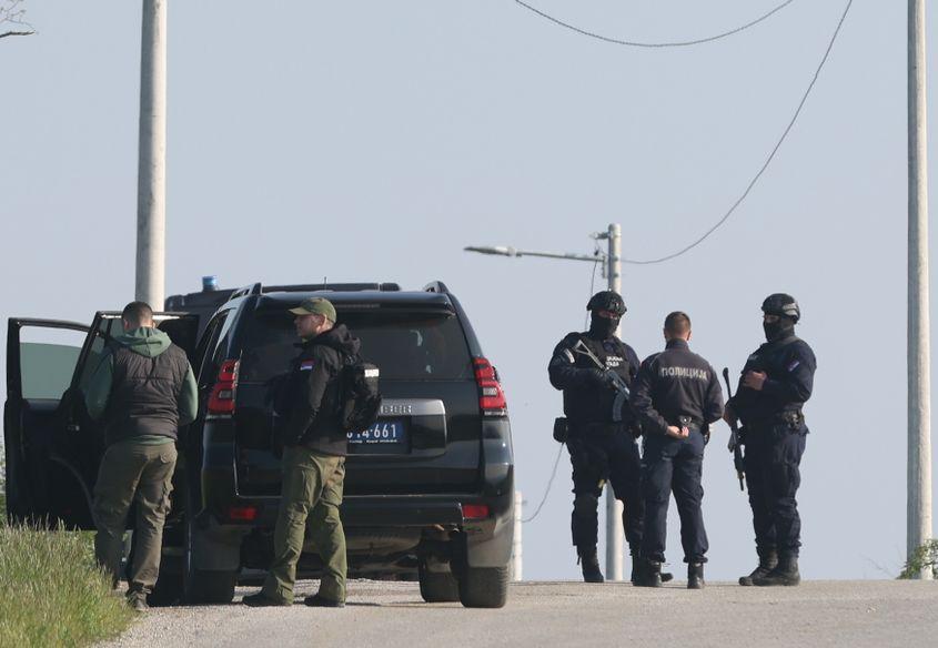 Polițiști înarmați stau de gardă în satul Dubona, lângă Mladenovac, Serbia, pe 05 mai 2023. Un atacator înarmat, identificat de autorități doar ca U.B., a ucis opt persoane și a rănit paisprezece într-un atac în seara de 04 mai 2023. EPA/ANDREJ CUKIC