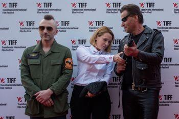 Printre personalitățile invitate la TIFF se numără și jurnalista Andreea Esca. Ea este încadrată de sosia lui DeNiro din "Taxi Driver" şi de sosia lui Schwarzenegger din "Terminator".