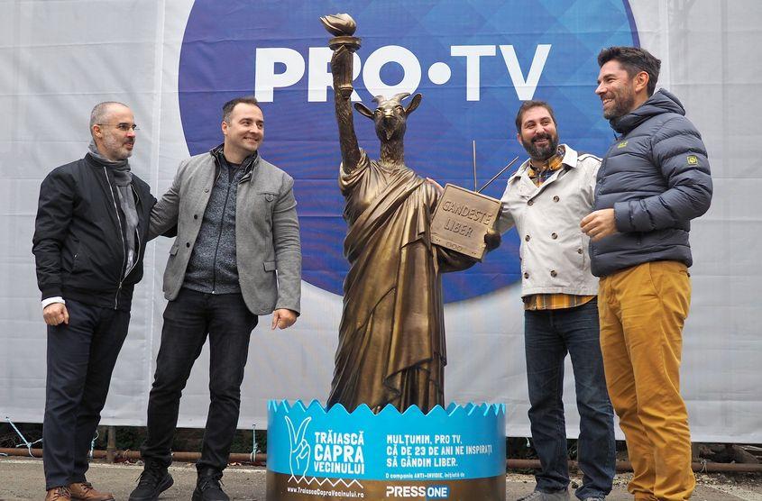 Trei dintre reporterii echipei "România, te iubesc" au primit Capra: Rareș Năstase (al doilea din stânga), Cosmin Savu (al doilea din dreapta) și Alex Dima.