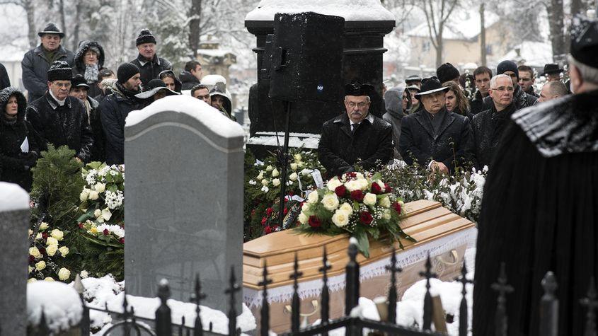 Cluj-Napoca, 21 ianuarie 2016: episcopul reformat Kató Béla (în centru, cu mustaţă), alături de primul ministru al Ungariei, Viktor Orbán, la înmormântarea tatălui lui László Tőkés. Foto: Raul Ștef.